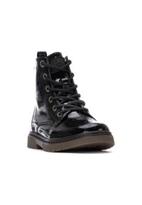 Botín de tobillo de charol negro con punta redonda, seis ojetes de metal, cordones negros y suela de goma texturizada. Presenta un sutil logo en relieve.