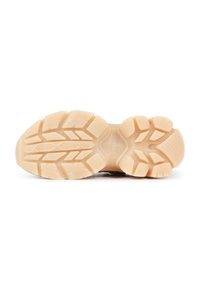 Suela de goma de color beige claro con surcos profundos, presenta patrones contorneados para tracción y estabilidad, superficie lisa con un acabado ligeramente brillante.
