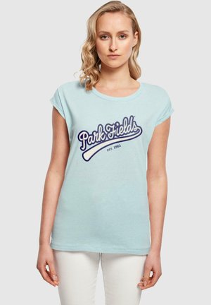 Himmelblaues T-Shirt mit kurzen Ärmeln, das den Text "Park Fields" in dunkelblauer Schrift und "est. 1961" darunter zeigt, mit einem lässigen Schnitt.