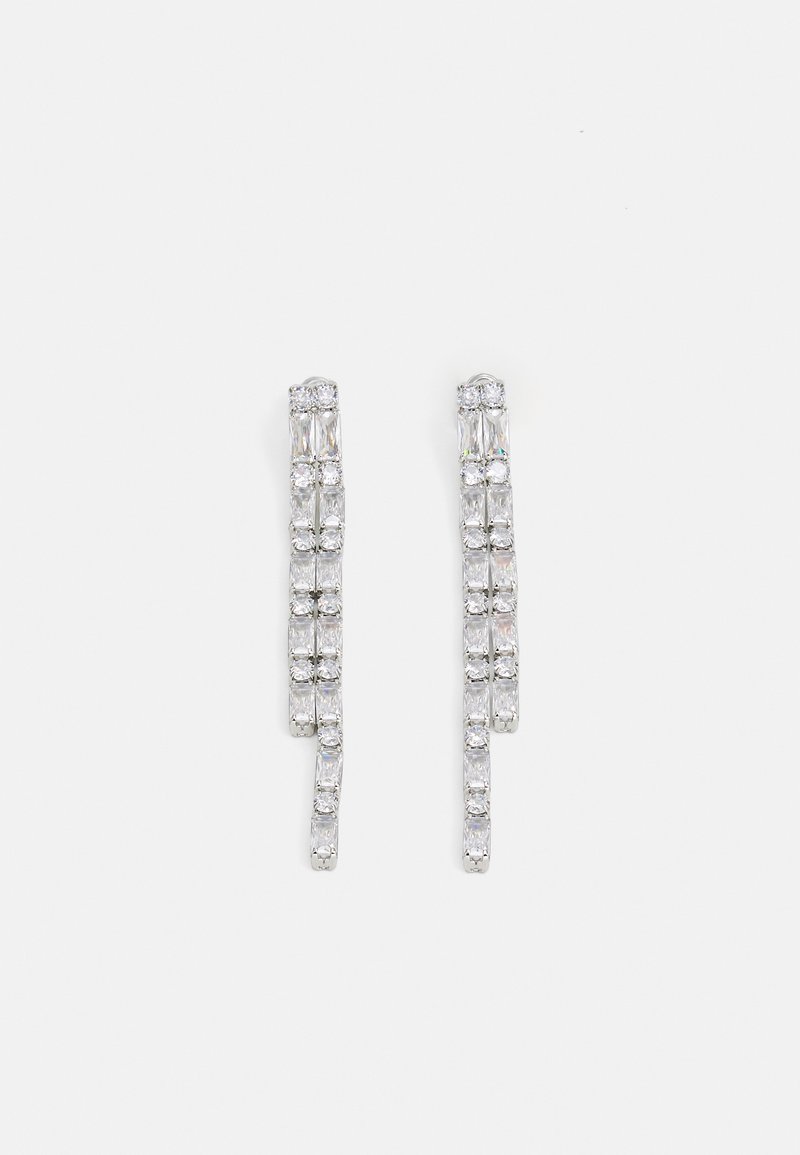 Skirtingos aiškios krištolinės pakabos auskarai linijiniu dizainu, kuriuose stačiakampio ir kvadrato formos akmenys išdėstyti kaskadinėmis eilėmis. Sidabro tono metaliniai akcentai.