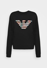 Felpa nera con un evidente logo a strisce multicolori al centro, con scollo rotondo e maniche lunghe.