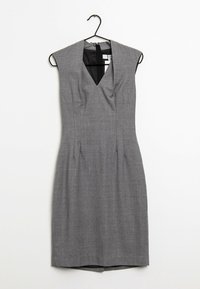 Graues ärmelloses Kleid mit V-Ausschnitt und strukturierten Schultern, aus strukturiertem Stoff; mit Falten an der Taille und einem Reißverschluss hinten.