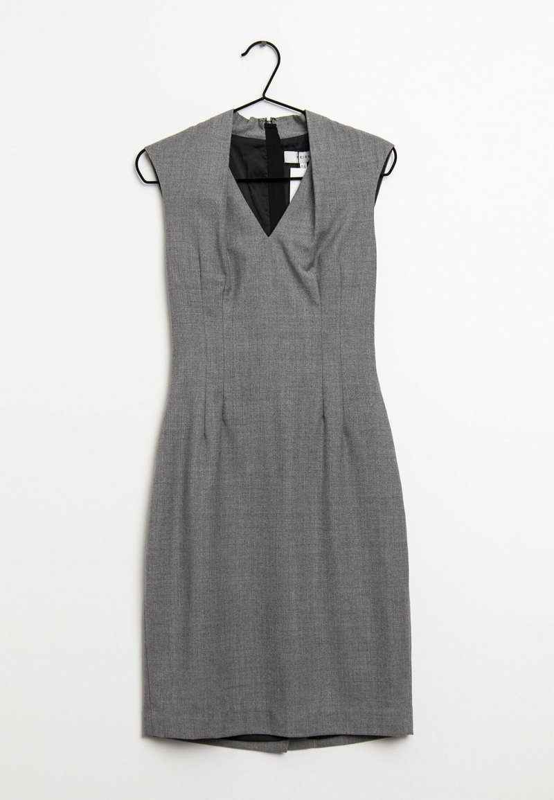 Graues ärmelloses Kleid mit V-Ausschnitt und strukturierten Schultern, aus strukturiertem Stoff; mit Falten an der Taille und einem Reißverschluss hinten.