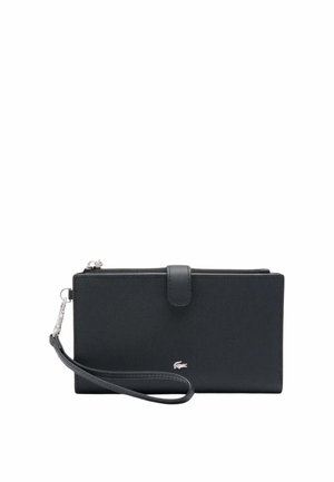 Portefeuille en cuir noir avec une texture lisse, fermeture éclair, bandeau au poignet et logo en relief à l'avant. Forme rectangulaire avec un design épuré.