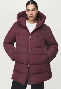 Chaqueta de plumas burdeos con capucha, diseño acolchado, cierre de cremallera frontal y bolsillos; presenta una silueta cuadrada y una textura suave.
