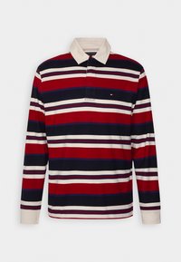 Camisa polo de manga larga con rayas horizontales en rojo, azul marino y crema, con un cuello crema y una tapeta de tres botones.