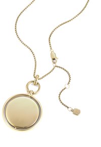 Montre de poche en ton or avec un boîtier rond brillant, fixée à une chaîne fine avec un fermoir en forme de homard, comportant un petit charme en forme d'hexagone.