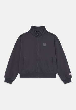 Mørkegrå zip-up jakke laget av myk stoff. Den har høy krage, to sidelommer og logo-patch på venstre bryst, med ribbestrikkede mansjetter.