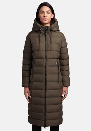 Manteau long en duvet marron avec une capuche, présentant une fermeture éclair à l'avant, un motif de quilting en diagonale et des poches latérales. Texture lisse et rembourrée.