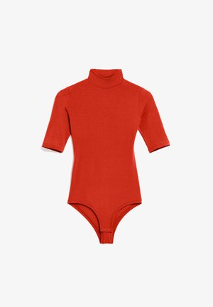 Body rouge avec un col montant, des manches courtes et une silhouette ajustée. Fabriqué à partir d'un tissu lisse et extensible. Comprend une fermeture à pression en bas.