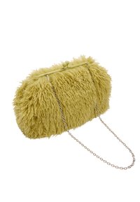 Żółta puszysta torebka kopertowa z łańcuszkiem, o zaokrąglonym kształcie, wykonana z teksturowanego materiału przypominającego futro, z zapięciem na klamrę z dwoma okrągłymi akcentami.