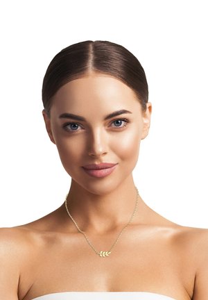 Halskette mit Goldblatt-Muster und feiner Kette, die auf kahler Haut getragen wird. Das Design zeigt kleine, stilisierte Blätter und einen subtilen Glanz.