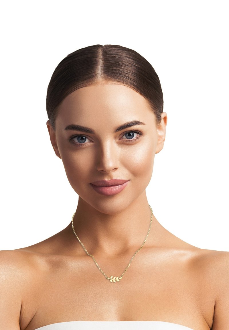 Guldbladsmønsteret halskæde med en delikat kæde, båret på bar hud. Designet har små, stiliserede blade og en subtil glans.