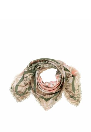 Lekki szalik z wzorzystej tkaniny z abstrakcyjnymi liśćmi w kolorze zielonym, beżowym i różowym, luźno zwinięty z frędzlowanymi krawędziami na białym tle.