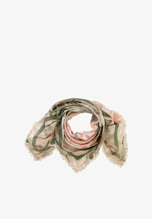 Lekki szalik z wzorzystej tkaniny z abstrakcyjnymi liśćmi w kolorze zielonym, beżowym i różowym, luźno zwinięty z frędzlowanymi krawędziami na białym tle.