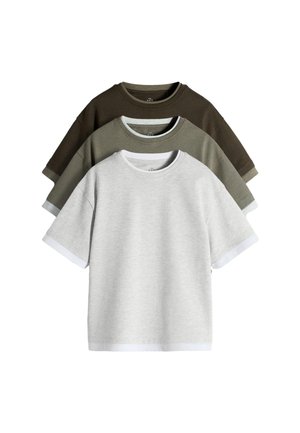 Tre foldede t-shirts med korte ærmer og rund hals i lysegrå, olivengrøn og mørkebrun, stablet lodret på en hvid baggrund.