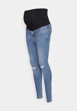 Calças de maternidade com um cós elástico preto, denim azul claro, design slim-fit e detalhe gasto nos joelhos.