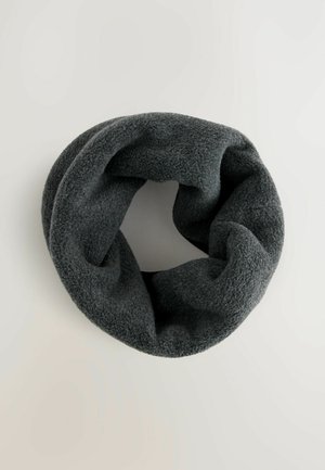 Étole en polaire gris foncé, texture douce, forme circulaire, bords cousus de manière lisse, sans hardware ni motifs visibles.