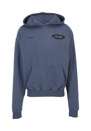 Mėlyna medvilninė gobtuvė su priekinėmis kišenėmis, raukšlėtu apykaklė ir rankovėmis. Krūtinėje yra juodas grafikos dizainas, o virš jo yra spausdintas prekės ženklas.