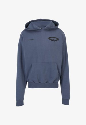 Sinine puuvillane kapuutsiga särk, millel on ees tasku, soonikuga alus ja varrukad. Rinnal on must graafiline disain ja brändi nimi trükitud üle.