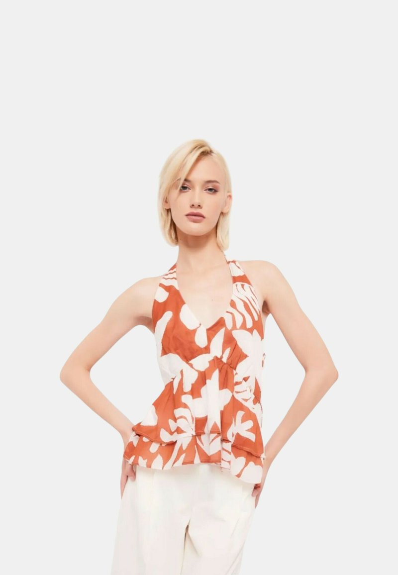 Top senza maniche di colore ruggine arancione con motivi floreali bianchi, presenta un collo a V e tessuto arricciato in vita, realizzato in materiale leggero.