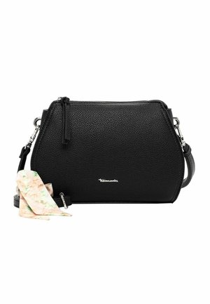 Musta teksturoitu nahkainen olkalaukku vetoketjulla, irrotettavalla hihnalla ja vaaleanpunaisella kukallisella kangaskoristeella, joka on solmittu toiseen sivuun.