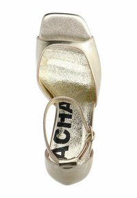 Gouden sandalen met hakken en een ronde neus, metallic afwerking, verstelbare enkelband en een getextureerde binnenzool met een merknaam.