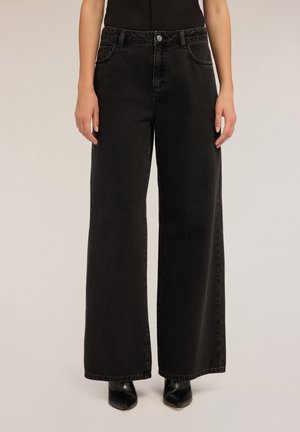 Schwarze Jeans im weit geschnittenen Design mit klassischem Fünf-Taschen-Stil, Metallknopfverschluss und leicht verblichenem Material.