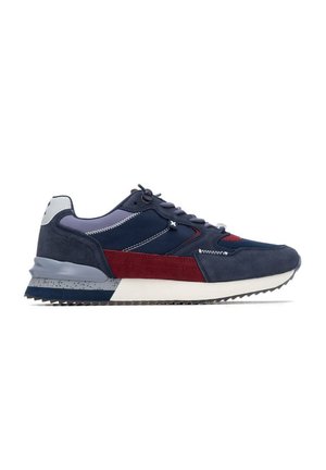 Zapatilla deportiva azul marino y burdeos con costuras blancas, media suela blanca, talón gris moteado y suela exterior negra texturizada, vista de lado.