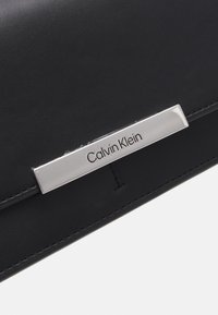Calvin Klein LINEAR LARGE TRIFOLD SLIM - Portefeuille - black
