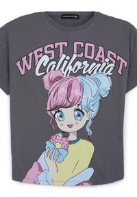 T-shirt grigio a maniche corte con testo "WEST COAST California". Grafica di un personaggio con capelli rosa e blu che tiene un donut.