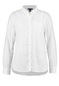 Chemise blanche à manches longues avec col, poche avant sur la poitrine gauche et ourlet courbé, affichée sur un fond uni.