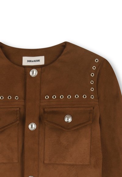 Giacca in camoscio marrone con scollo rotondo, bottoni a pressione argentati e borchie sulle spalle. Presenta due tasche frontali con chiusura a pattina.