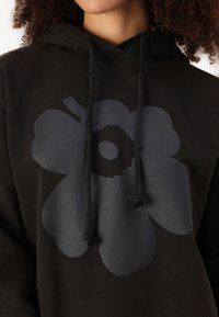 Marimekko SANOMA UNIKKO PLACEMENT HOODIE - Ikdienas džemperis - black
