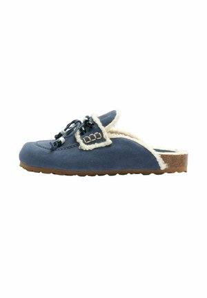 Chaussure bleue à enfiler avec doublure en fourrure blanche, détails de lacets et semelle marron texturée, vue de côté sur fond blanc.
