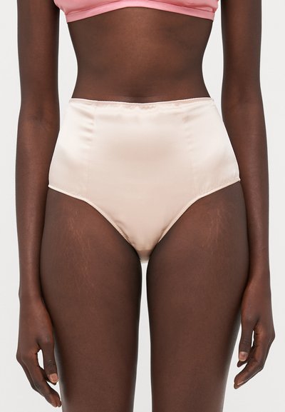 Culotte taille haute beige en satin lisse, avec un design sans coutures et une taille élastique, offrant une texture douce et des lignes épurées.