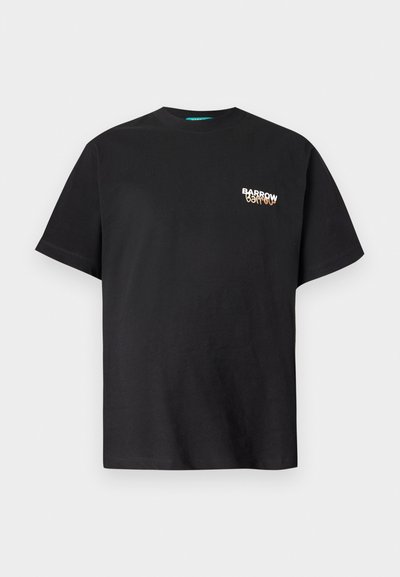Μαύρο κοντομάνικο T-shirt με μικρό λευκό και πορτοκαλί λογότυπο «Barrow» στο αριστερό στήθος, εμφανιζόμενο σε απλό φωτεινό γκρι φόντο.
