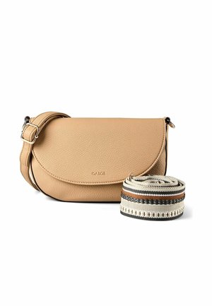 Beige Ledertasche zum Umhängen mit Klappverschluss, verstellbarem Riemen und einem separaten, aufgerollten gewebten Riemen mit schwarzen, weißen und braunen Mustern.