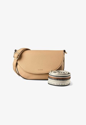 Beige læder crossbody-taske med klaplukning, justerbar rem fastgjort og en sammenrullet separat vævet rem med sort, hvid og brun mønster.