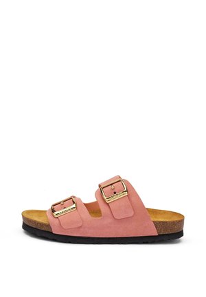 Open-toe roze suède sandaal met twee verstelbare goudkleurige gespen, kurken voetbed en zwarte rubberen zool, zijaanzicht.