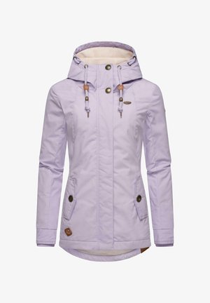 Šviesiai violetinė izoliacinė striukė su gaubtu, priekinėmis kišenėmis, raišteliais ir metaliniais akcentais. Lygus paviršius su minkšta vidine pamušalu.