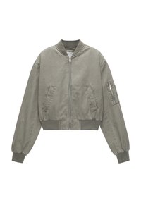 Cazadora bomber gris claro, diseño recortado, material de algodón, puños y cintura acanalados, dos bolsillos laterales, un bolsillo con cremallera en la manga.