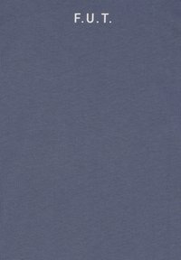 Niebieska tkanina z białymi wielkimi literami "F.U.T." nadrukowanymi w pobliżu górnego środka.