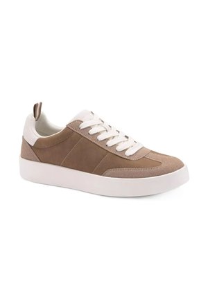 Bruine suède sneaker met witte veters en een witte zool. Heeft gestikte accenten en een trekband bij de hiel voor gemakkelijk aan- en uittrekken.