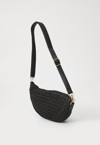 Borsa intrecciata nera con una forma semicircolare, superficie testurizzata e una tracolla nera staccabile. Accenti in oro sui punti di attacco della tracolla.