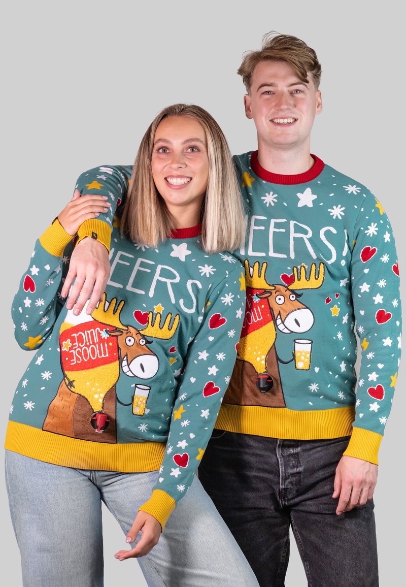Strickpullover mit einem türkisfarbenen Hintergrund, der einen Elch, Bier sowie bunte Sterne und Herzen zeigt. Gelbe Akzente an den Bündchen und dem Saum.