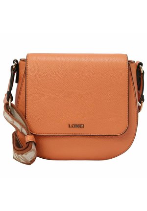 Sac bandoulière en faux cuir orange avec une fermeture à rabat, une sangle ajustable ornée d'un accent à motifs et un logo embossé à l'avant.