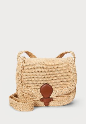 Sac bandoulière en paille tressée avec sangle tressée et fermeture à rabat, agrémenté d'un accent en cuir marron et d'un détail de boucle.
