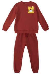 Roter Baumwolltrainingsanzug mit einem langärmligen Sweatshirt, das ein gelbes Tigerkopf-Patch hat, und passenden Jogginghosen mit einem Kordelzugbund.