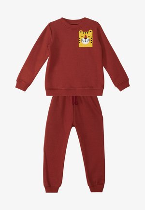 Rode katoenen trainingspak met een langwerpige sweatshirt met een gele tijgergezicht patch en bijpassende trainingsbroek met een trekkoord taille.
